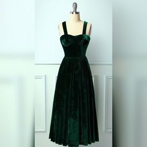 Beautiful velvet emerald green dress. Unworn!